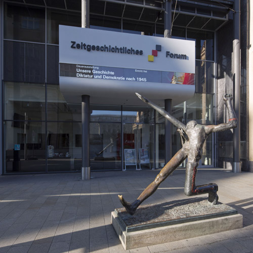 Mattheuer vor dem Eingang des Zeitgeschichtlichen Forums Leipzig, Foto: PUNCTUM/Stefan Hoyer