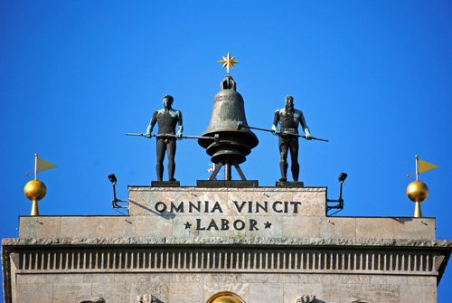 Glockenmänner auf dem Krochhochhaus, Foto: Andreas Schmidt, leipzig.travel