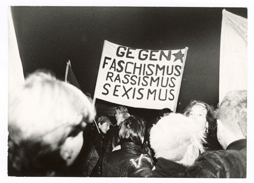 Jugendliche Protestierende mit antifaschistischem Transparent auf Leipziger Montagsdemonstration, 20.11.1989, Foto: Maria Notbohm, (c) Stadtgeschichtliches Museum Leipzig, Inv.-Nr. F/10014/1990