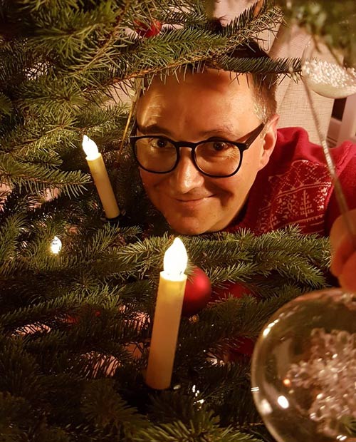 André Kudernatsch im Weihnachtsbaum, Quelle: Galerie Kunst liebt Mut