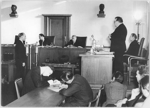 Prozess gegen sieben Agenten der „Organisation Gehlen“ im Jahr 1953, Quelle: BArch, Bild 183-22750-0004, Foto: Heinz Junge