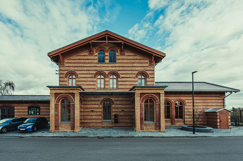 Bahnhof Zschortau – Umnutzung zum Bürogebäude, Foto: Büro Knoblich GmbH Landschaftsarchitekten