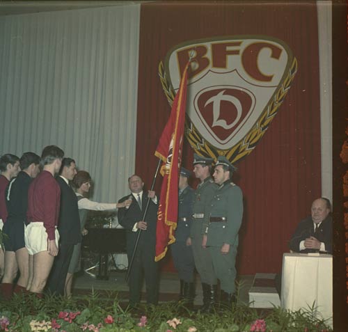 Stasi-Minister Erich Mielke bei der Übergabe der Vereinsfahne zur Gründung des BFC Dynamo am 15. Januar 1966, Quelle: BArch, DO 101 Bild-CVIII-13-07 / Wolter