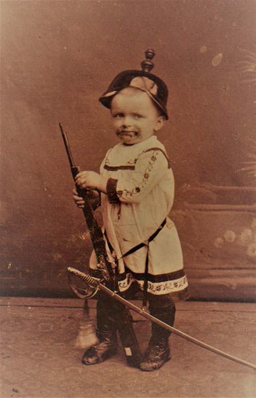 Kind im Bilde: Kleiner Soldat in Rochlitz um 1900, © Ernst Leube