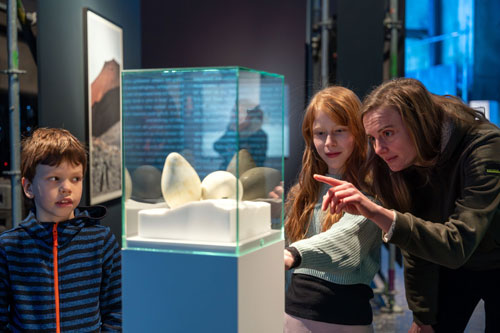 Familienführung »Tierische Helden im Eis« in der Begleitausstellung zum Panorama ANTARKTIS: Foto Tom Schulze © Panometer