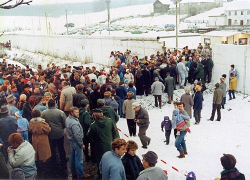 Foto: Gera, 09.12.1989, Eröffnung der Grenzübergangsstelle Mödlareuth, © Museum Mödlareuth / Bayerische Grenzpolizei: Alfred Eiber 