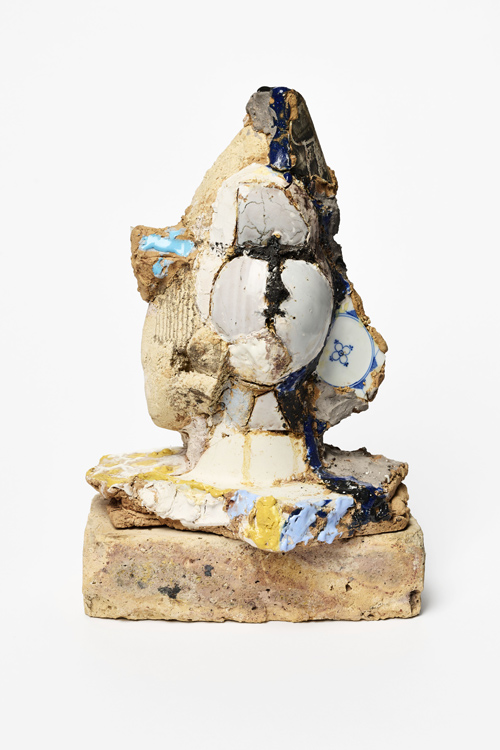 Kleiner Kopf Gertraud Möhwald   Halle (Saale), 1993 schamottierter Ton, Porzellanmasse, Scherben, Ziegelstein, gebaut, montiert, tlw. überlaufend glasiert, Engoben Schenkung Christa und Ulrich Philippi, 2025  Inv.Nr. E2025.492