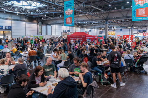 Auf der Hobbymesse Leipzig würfeln, handeln, stechen und knobeln Spielbegeisterte um die Wette und entdecken neue Brettspielschätze. Bildquelle: Leipziger Messe / Jörg Singer