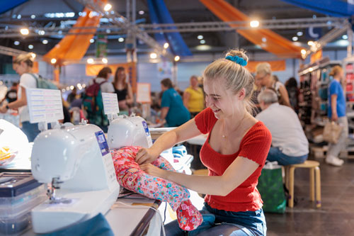 Malen, Sticken, Nähen, Plotten, Quilten, Basteln oder Häkeln werden hier gemeinsam zelebriert und in Workshops vermittelt. Bildquelle: Leipziger Messe / Jörg Singer