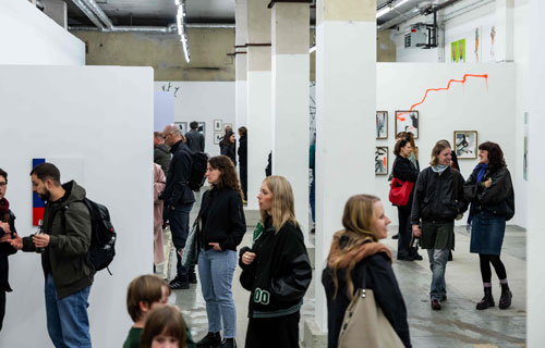 Die Ausstellung verwandelt die Halle C01 im Tapetenwerk Leipzig in einen lebendigen Ort zeitgenössischer Kunst und Begegnungen. Foto: Fravil Artmanagement