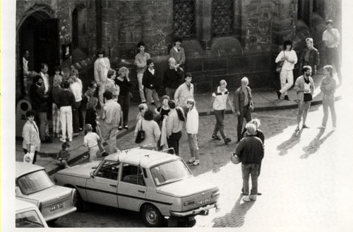 Überwachungsfoto des MfS vom Nikolaikirchhof (Herbst 1989), Quelle: BArch, MfS, BV Leipzig, KD Leipzig-Land, Nr. 05048, Foto 296