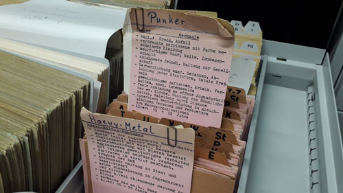 Foto: Kartei der Bezirksverwaltung für Staatssicherheit Leipzig, Abt. XX, zu „negativ-dekadenten“ Jugendlichen; Quelle: BStU