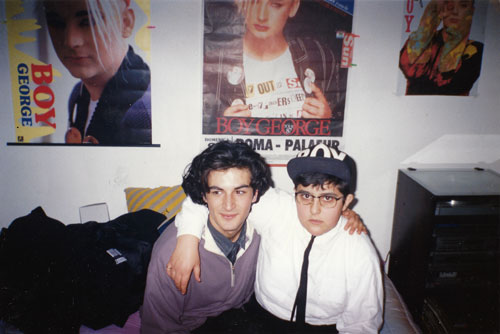 Ale am 18. Geburtstag mit bester Freundin und Boy George-Postern im Hintergrund, 1988. Foto: Privat.