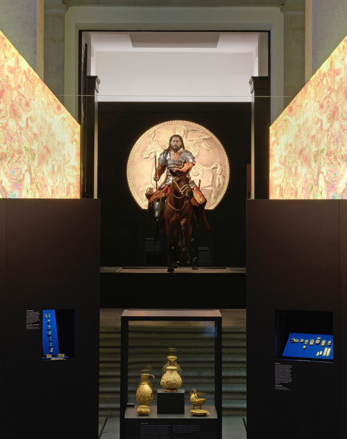 Blick in die Ausstellung mit Goldgefäßen und Rekonstruktion eines awarischen Reiterkriegers (©LDA Sachsen-Anhalt, Foto A. Hörentrup)