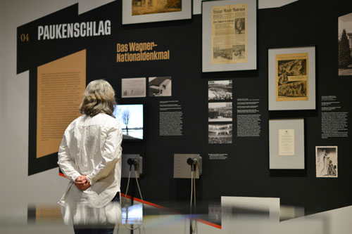 © Stadtgeschichtliches Museum Leipzig, Ausstellungsimpression »Hakenkreuz und Notenschlüssel. Die Musikstadt Leipzig im Nationalsozialismus«, Foto: Markus Scholz