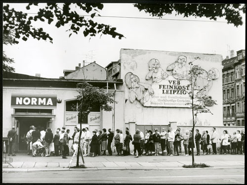 Foto: SGM / Siegfried G. Müller, 1990 Schlange vor einem neuen Supermarkt an der Karl-Liebknecht-Straße (Feinkost) – gibt es bis heute