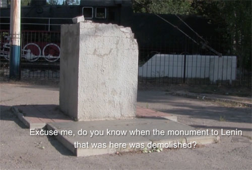 Filmstill: Anna Jermolaewa »Monument to a Destroyed Monument«, »Leninopad« [Film], 2016
