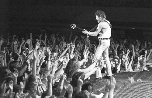 Peter Maffay bei einem Konzert in Rostock am 05.06.1986, Quelle: Bundesstiftung Aufarbeitung, Bild 86_0605_KUL_Maffay_13 / Fotograf Klaus Mehner