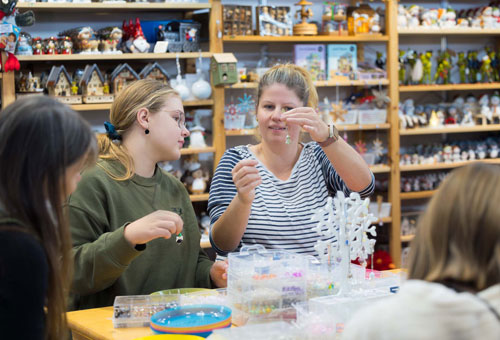 Dutzende Neuaussteller sind auf der Hobbymesse Leipzig 2026 mit dabei – viele von ihnen bereichern die umfassende Kreativwelt mit spannenden Workshops. Foto: Leipziger Messe / Niclas Schmidt