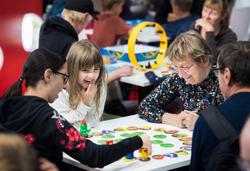 Auf der Hobbymesse Leipzig haben alle Generationen gemeinsam Spaß. Foto: Leipziger Messe / Niclas Schmidt